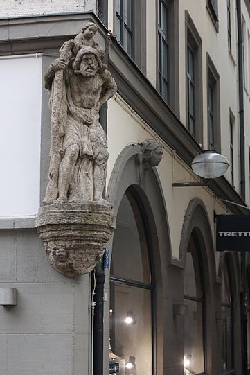 In der Albertgasse, an der Ecke zum Frauenplatz, findet sich dieser schöne Fassadenschmuck des Heiligen Christopherus.
