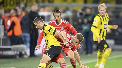 Demnächst Kollegen, nicht mehr Konkurrenten: Raphaël Guerreiro (l.), hier im Dreikampf mir den Bayern-Spielern Leroy Sané und Joshua Kimmich, wechselt von Dortmund nach München.