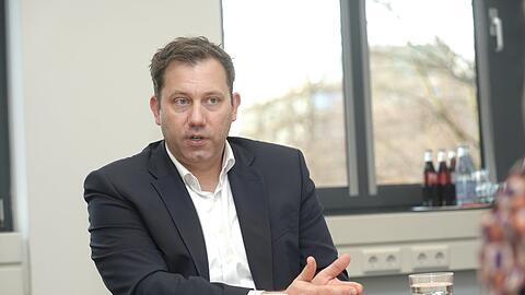 SPD-Chef Lars Klingbeil im Gespräch mit den AZ-Redakteurinnen Natalie Kettinger und Martina Scheffler.