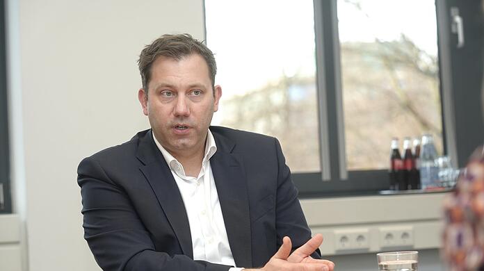 SPD-Chef Lars Klingbeil im Gespräch mit den AZ-Redakteurinnen Natalie Kettinger und Martina Scheffler.