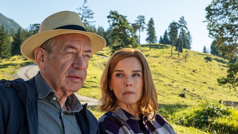 "In fremden Händen": Der vermögende Witwer Wolfgang (Robert Hunger-Bühler) lernt im Urlaub in den Bergen die attraktive Karola (Désirée Nosbusch) kennen. "In fremden Händen": Der vermögende Witwer Wolfgang (Robert Hunger-Bühler) lernt im Urlaub in den Bergen die attraktive Karola (Désirée Nosbusch) kennen.