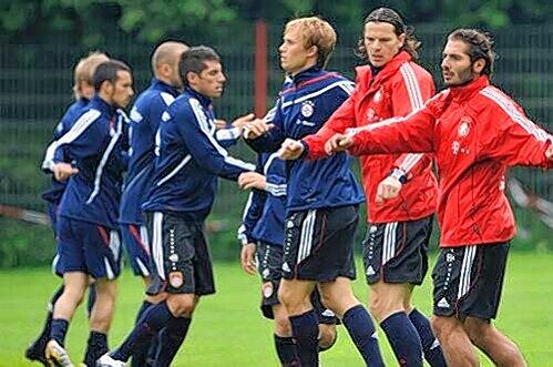 Zurück am alten Arbeitsplatz: Gestern nahm Andreas Ottl (3.v.r.), hier neben Hamit Altintop und Daniel van Buyten, das Training bei den Bayern wieder auf.