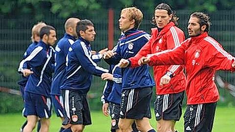 Zurück am alten Arbeitsplatz: Gestern nahm Andreas Ottl (3.v.r.), hier neben Hamit Altintop und Daniel van Buyten, das Training bei den Bayern wieder auf.