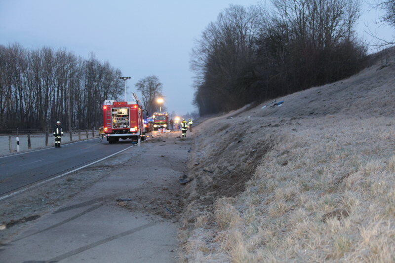 Schwerer Unfall im Kreis Erding: Ein junger Autofahrer stirbt. Die Bilder von der Unglücksstelle.