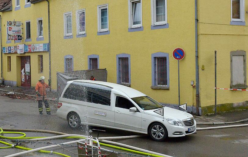 In diesem Leichenwagen werden die Toten vom Unfallort weg transportiert. Acht Menschen, darunter sieben Kinder, sind in den Flammen ums Leben gekommen.