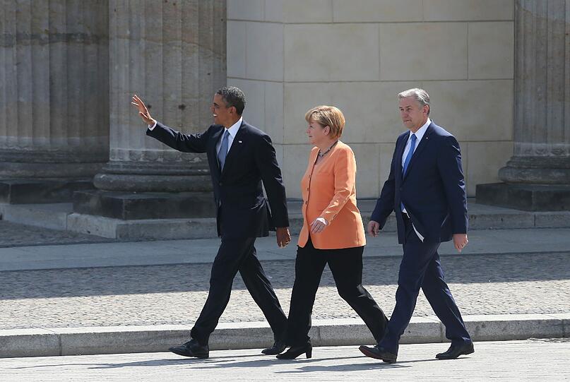 Barack Obama mit Bundeskanzlerin Merkel am Brandenburger Tor.