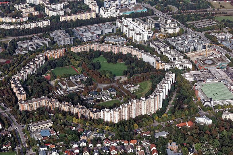 Viele Hochhäuser und viel, viel Grün: die Siedlung im Wohnring am Theodor-Heuss-Platz ist die Keimzelle Neuperlachs. Rechts ist das &bdquo;pep&ldquo; zu sehen.