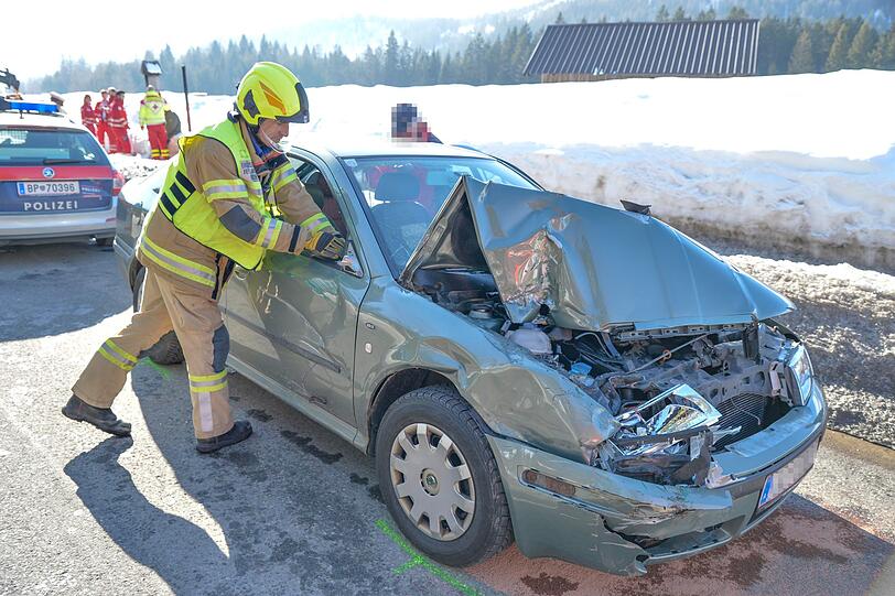 Bei einem Unfall mit einer Kutsche auf der Leutascher Straße in Reith bei Seefeld wurden vier Menschen verletzt. Die Bilder vom Unfallort.