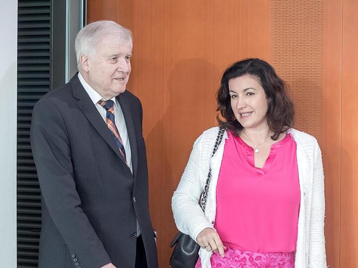 Horst Seehofer und Dorothee Bär vor einer Kabinettsitzung in Berlin.