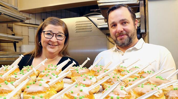 Stefan und Birgit Gschaider mit ihrem Corona-Spritz-Krapfen.