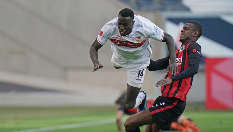 Frankfurts Abwehrspieler Evan Ndicka (r) trennt Stuttgarts Stürmer Silas Wamangituka vom Ball.