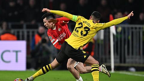 Emre Can (r) und der BVB trennten sich von Eindhoven 1:1.