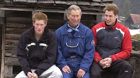 Ein Bild aus vergangenen Zeiten: Früher waren Prinz Harry, sein Vater König Charles und sein Bruder Prinz William (v.l.n.r.) besser aufeinander zu sprechen.
