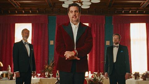 Bastian Pastewka wird in "Fabian und die m&ouml;rderische Hochzeit" zum gl&uuml;cklosen Trickbetr&uuml;ger Fabian.