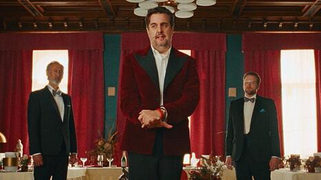 Bastian Pastewka wird in "Fabian und die m&ouml;rderische Hochzeit" zum gl&uuml;cklosen Trickbetr&uuml;ger Fabian.