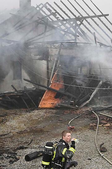 Im dichten Nebel k&auml;mpften am Mittwoch etwa 200 Einsatzkr&auml;fte von etwa 15 Feuerwehren gegen ein verheerendes Feuer auf einem Ein&ouml;dhof nahe dem Landhotel Hallnberg s&uuml;dlich von Walpertskirchen im Landkreis Erding.
