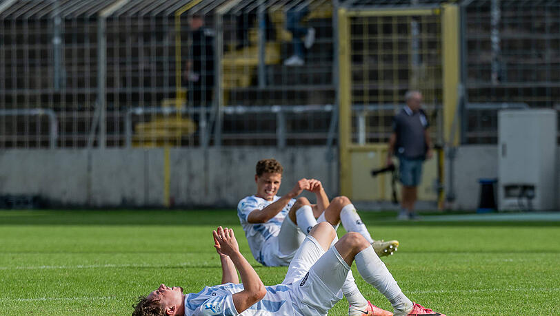 Nach dem Remis gegen den TSV Landsberg enttäuscht: Die Löwen um Lance Fiedler. Nach dem Remis gegen den TSV Landsberg enttäuscht: Die Löwen um Lance Fiedler.