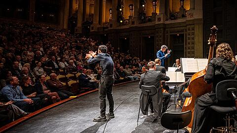 Die M&uuml;nchner Symphoniker unter Joseph Bastian mit dem Deaf-Performer Walter Chiofalo.