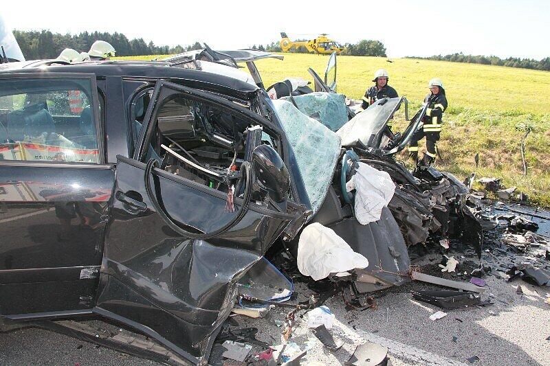 Drei Menschen tot, darunter ein 13-jähriger Junge, ein Kleinkind schwer verletzt: Zwei Autos waren bei einem Überholmanöver am Montagnachmittag frontal miteinander zusammengestoßen, wie die Polizei mitteilte. Die B20 war zunächst komplett gesperrt. Die Bilder vom schrecklichen Unfall.