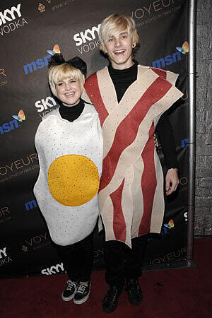 Und Halloween muss ja nicht immer gruselig sein: Kelly Osbourne und ihr Begleiter als Spiegelei mit Speck.