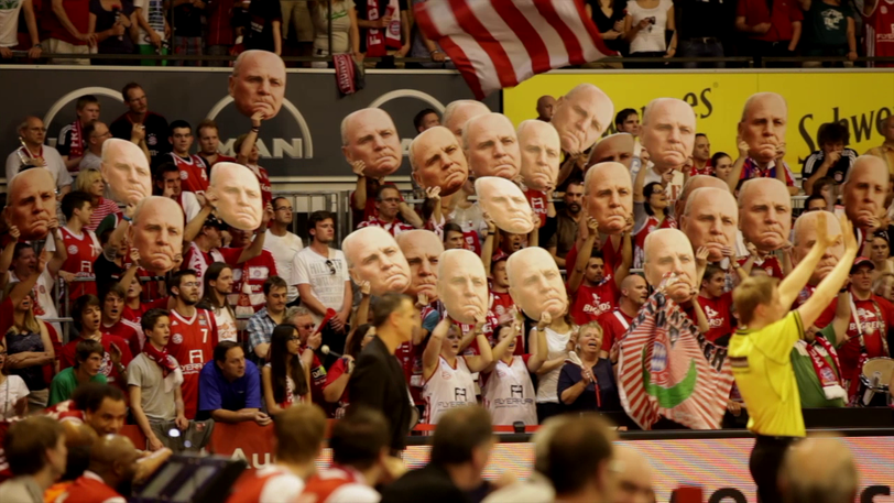 Irre Aktion beim Bayern-Basketball: Im Fanblock tauchen plötzlich große Uli-Hoeneß-Köpfe auf. Die Bilder von der Aktion.