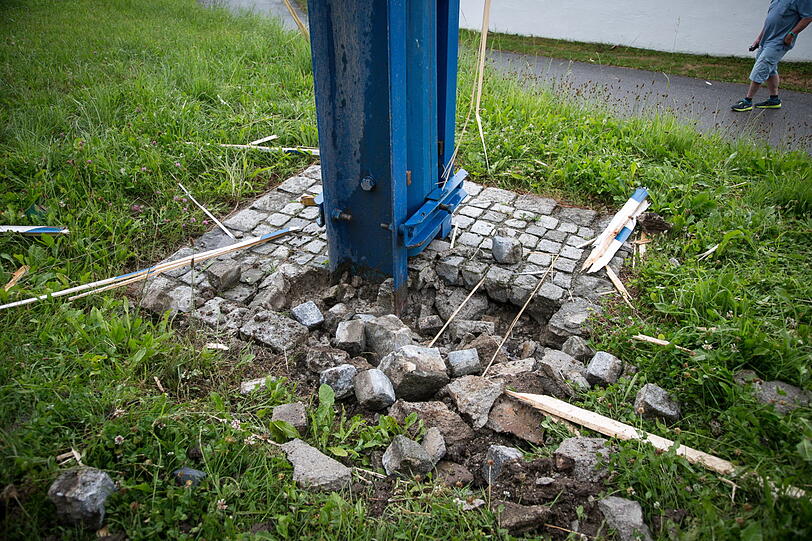 Der Blitz hat den Maibaum völlig zerstört. Die Bilder vom Feuerwehreinsatz in Otting.