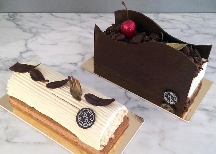 Das Gebäck "Buche de Noel" in einer Konditorei in Frankreich. Hinter dem Namen verbirgt sich eine mit Buttercreme gefüllte Biskuitrolle in Form eines abgesägten Baumstamms.