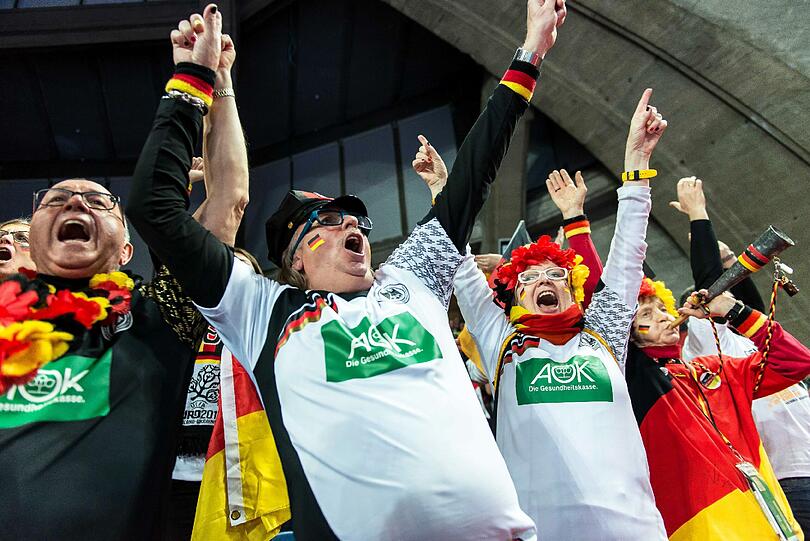 Schrille Outfits, skurrile Masken, schräge Typen, ausgelassene Stimmung: Bei der Handball-Europameisterschaft geben die Fans für ihre Teams tatsächlich alles. Die Bilder aus Polen...