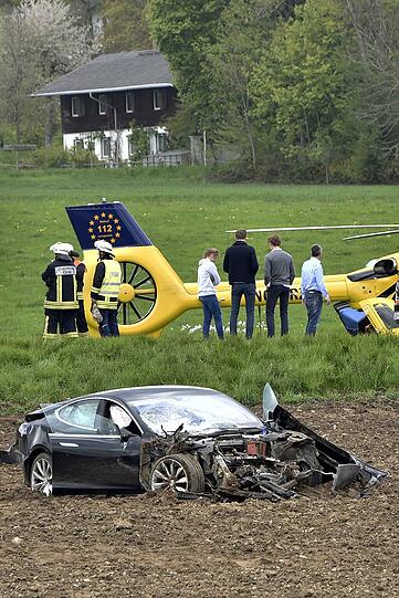 Der 100.000 Euro teure Tesla überschlug sich und blieb auf einem Acker liegen.