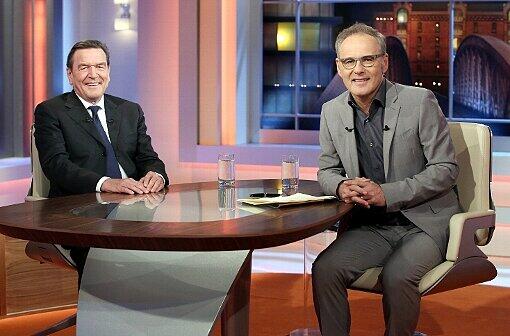Der ehemalige Bundeskanzler Gerhard Schröder (SPD, l) und Fernsehmoderator Reinhold Beckmann posieren vor der Aufzeichnung der Sendung "Beckmann" im Fernsehstudio in Hamburg