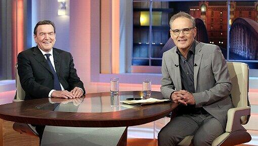Der ehemalige Bundeskanzler Gerhard Schröder (SPD, l) und Fernsehmoderator Reinhold Beckmann posieren vor der Aufzeichnung der Sendung "Beckmann" im Fernsehstudio in Hamburg Der ehemalige Bundeskanzler Gerhard Schröder (SPD, l) und Fernsehmoderator Reinhold Beckmann posieren vor der Aufzeichnung der Sendung "Beckmann" im Fernsehstudio in Hamburg