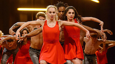 Julia und Raquel meistern mit einer Gruppe von Tänzern ihre Zwischenprüfung an der Dance Factory.
