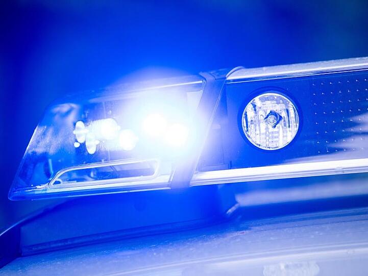 Ein Blaulicht leuchtet an einer Polizeistreife. Foto: Lino Mirgeler/dpa/Archivbild