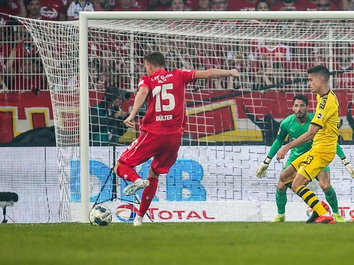 Berlins Marius Bülter (l) trifft zum 2:1.