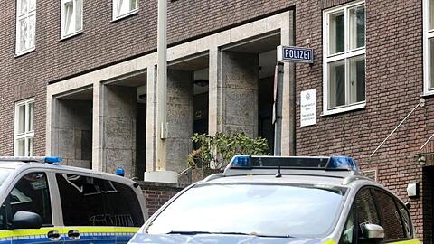 Rund 30 Polizisten in NRW sollen jahrelang rechtsextremistischen Chat-Gruppen angehört haben.