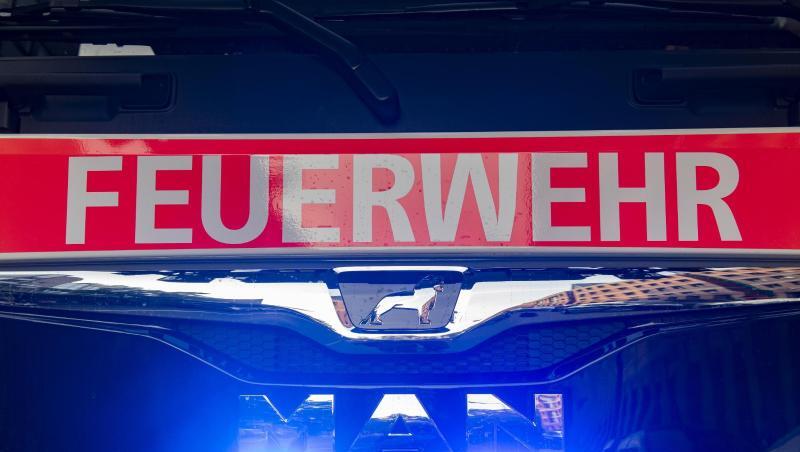 Ein Einsatzfahrzeug der Feuerwehr mit angeschaltetem Blaulicht.
