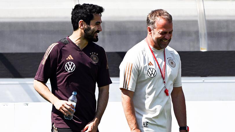 Bundestrainer Hansi Flick (r) ernennt Ilkay Gündogan zum Kapitän gegen Japan.