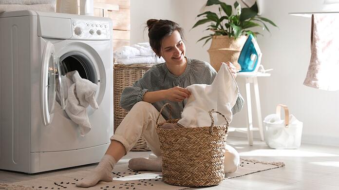 Waschmaschinen sind echte Energiefresser. Doch wenn man beim Waschen einige Fehler vermeidet, kann man Energie und Geld sparen.