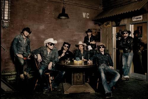 Wild, laut und fleißig: The BossHoss erspielen sich ihr Publikum on the road.