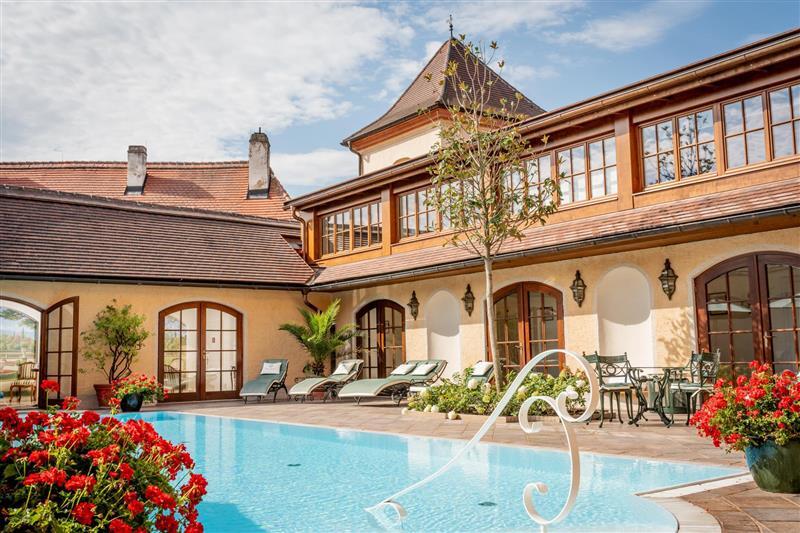 Zum Fünf-Sterne-Hotel in der Wachau gehört auch das Schloss-Spa mit Pool.
