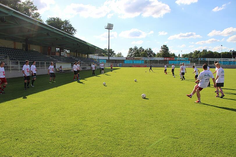 Ausnahmezustand vor Guardiolas erstem Spiel in Weiden: Die AZ war schon da und zeigt in der Bilderstrecke, was die Bayern dort erwartet.