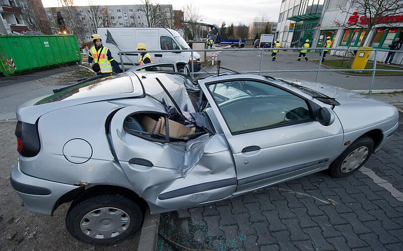 Das umherfliegende Dach eines Supermarktes hat in Stralsund mehrere Autos beschädigt