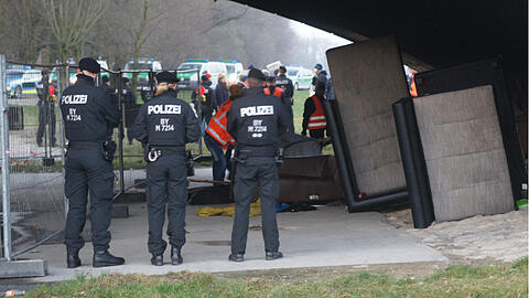 Einsatzkräfte der Polizei an der Wittelsbacher Brücke.