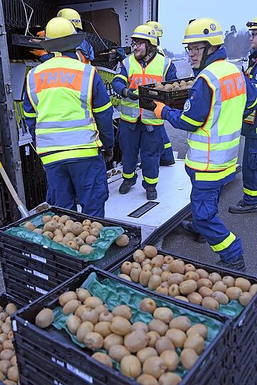 Der Lastwagen hatte tonnenweise Kiwis geladen, die vom THW für die Bergung nach draußen geschafft werden mussten.