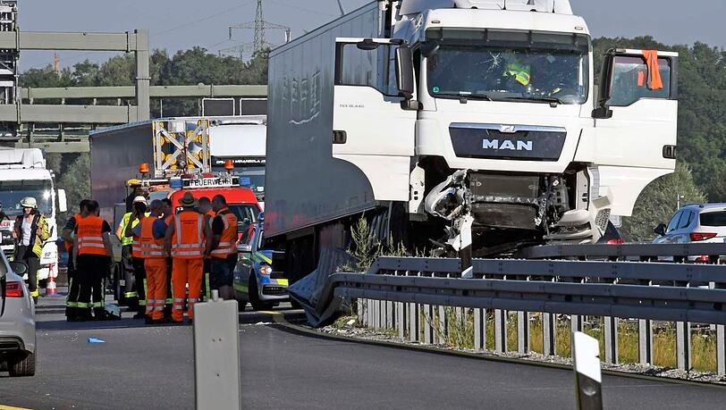 Am Dienstagmorgen ist ein Lkw-Fahrer bei der Ausfahrt Aschheim gegen eine Leitplanke gefahren - er verstarb später im Krankenhaus.