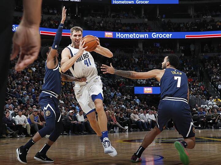 Seit dem Comeback von Dirk Nowitzki (M.) hat Dallas noch nicht gewonnen.
