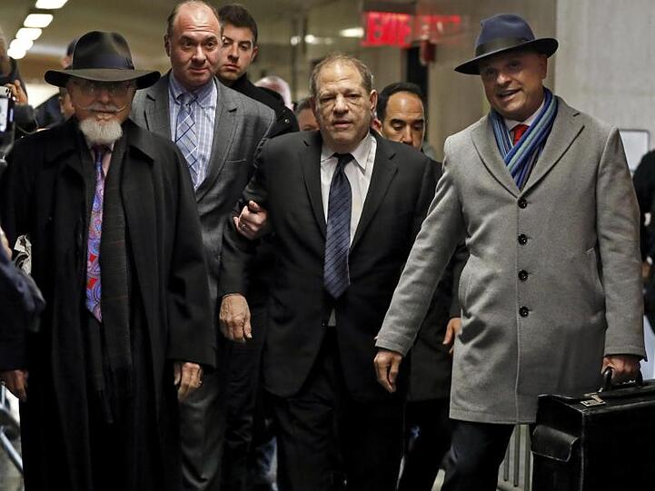 Auf dem Weg zur Verhandlung: Harvey Weinstein und der Anwalt Arthur Aidala (r).