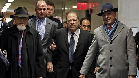 Auf dem Weg zur Verhandlung: Harvey Weinstein und der Anwalt Arthur Aidala (r).