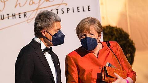 Bundeskanzlerin Merkel mit ihrem Ehemann Joachim Sauer bei der Eröffnung der Richard-Wagner-Festspiele 2021.
