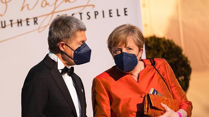 Bundeskanzlerin Merkel mit ihrem Ehemann Joachim Sauer bei der Eröffnung der Richard-Wagner-Festspiele 2021.